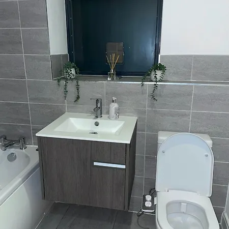 Centre- Long Stay, Homey 2 Bed Apartment- Contractors, Working Professionals, Families & Relocators Apartamento