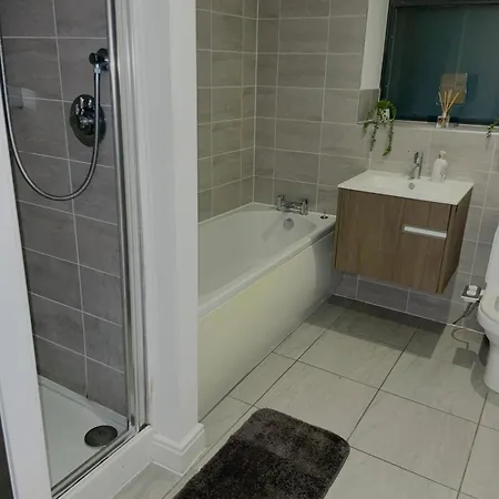 Centre- Long Stay, Homey 2 Bed Apartment- Contractors, Working Professionals, Families & Relocators * Birmingam